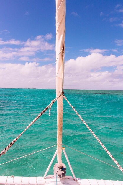 Photo low angle view of boat in sea against sky