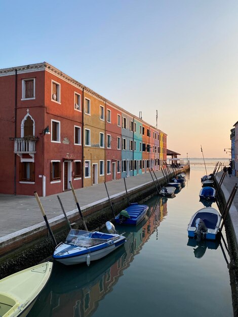 Foto vista a basso angolo delle barche in mare