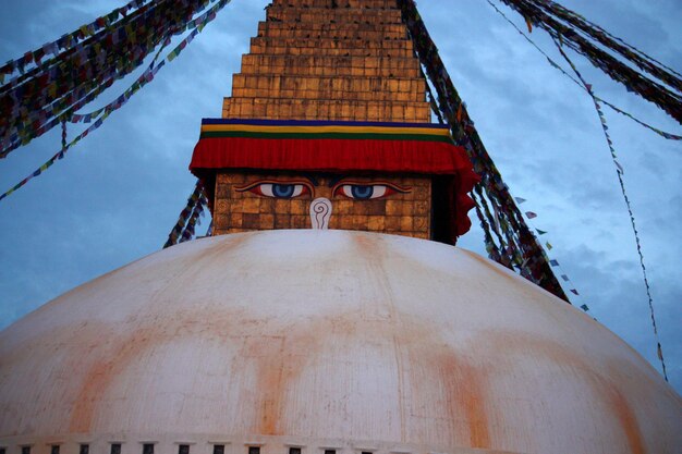 Photo low angle view of bodnath stupa against sky