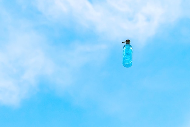 Photo low angle view of bottle against blue sky