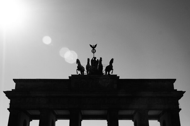 Photo low angle view of brandenburg gate