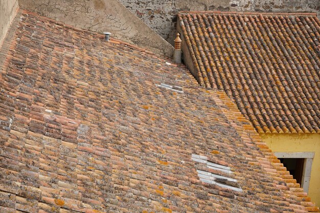 Foto vista ad angolo basso della parete di mattoni dell'edificio