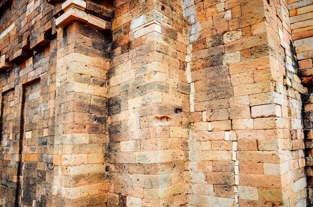 Photo low angle view of brick wall