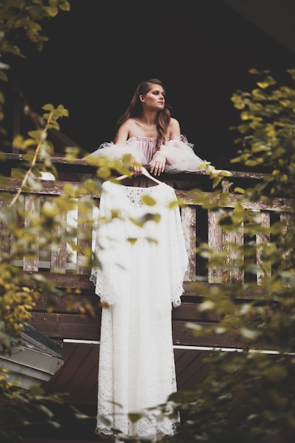 Photo low angle view of bride with wedding dress standing on balcony