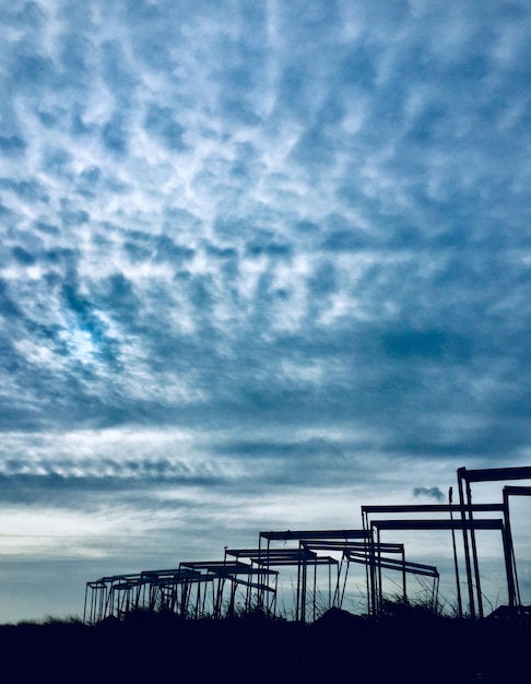 Foto vista a basso angolo del ponte contro il cielo blu