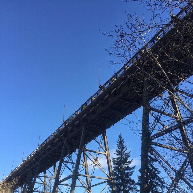 Photo low angle view of bridge against blue sky