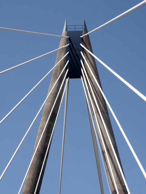 Foto vista a basso angolo del ponte contro un cielo blu limpido