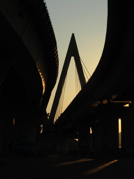 Photo low angle view of bridge against clear sky