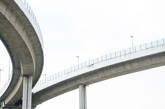 Foto vista a basso angolo del ponte contro un cielo limpido