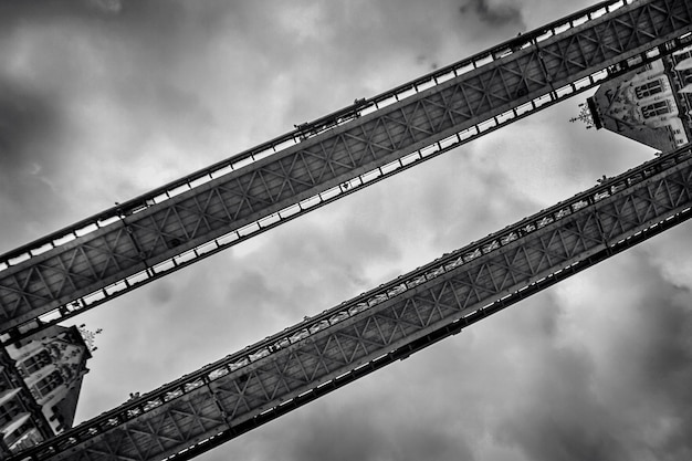 Photo low angle view of bridge against cloudy sky