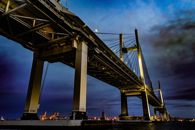 Foto vista a basso angolo del ponte contro un cielo nuvoloso