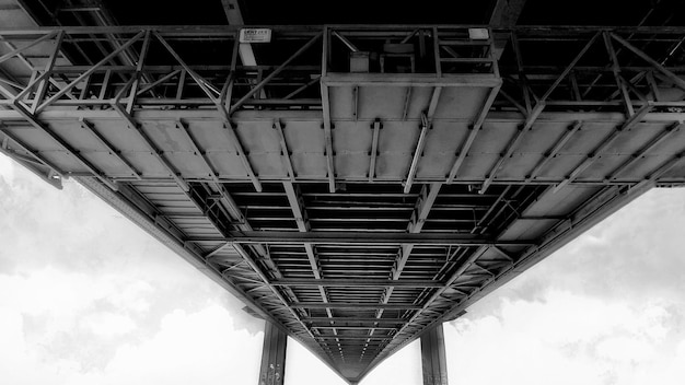 Photo low angle view of bridge against sky