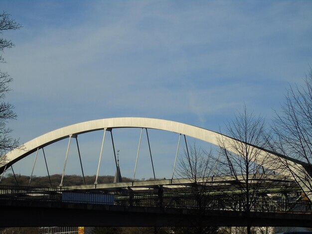 Photo low angle view of bridge against sky