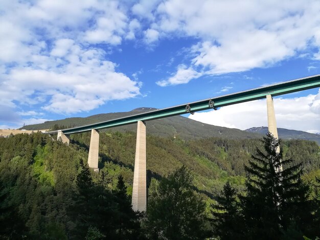 Foto vista a basso angolo del ponte contro il cielo