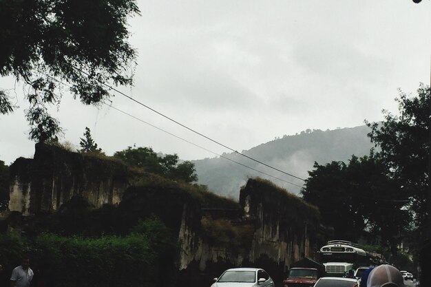 Foto vista a basso angolo del ponte contro il cielo