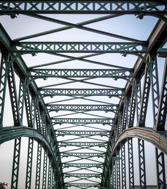 Photo low angle view of bridge against sky