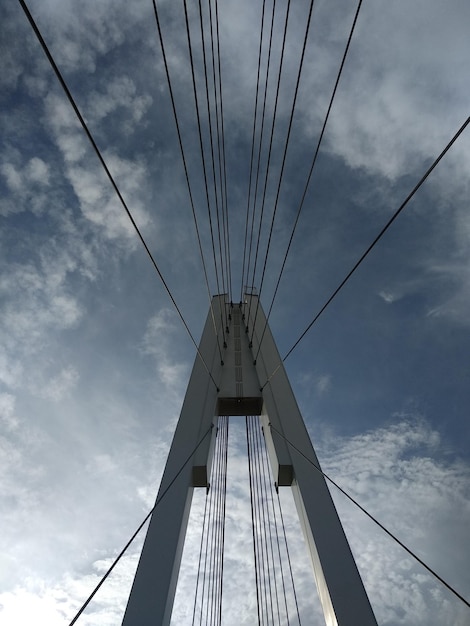 Foto vista a basso angolo del ponte contro il cielo