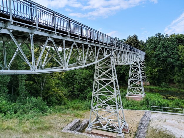 Photo low angle view of bridge against sky