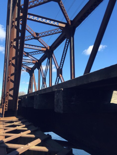 Foto vista a basso angolo del ponte contro il cielo