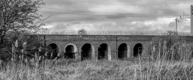 Photo low angle view of bridge against sky