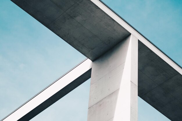 Foto vista a basso angolo del ponte contro il cielo