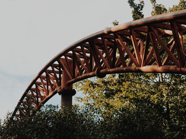 Photo low angle view of bridge against sky