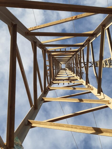 Foto vista a basso angolo del ponte contro il cielo