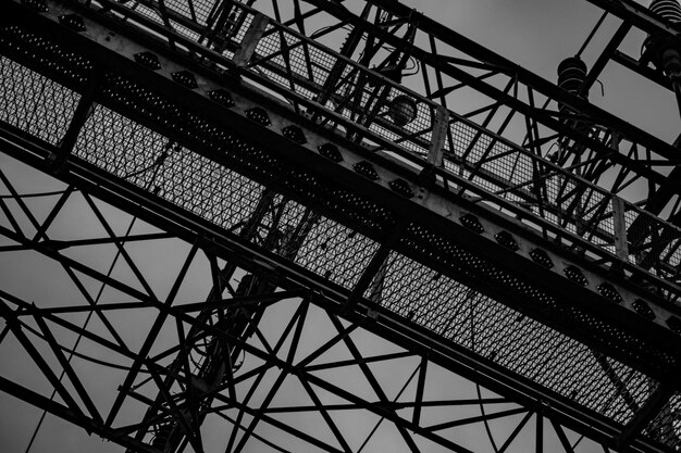 Photo low angle view of bridge against sky