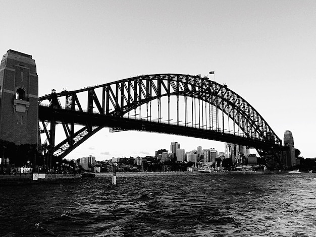 Photo low angle view of bridge over calm river