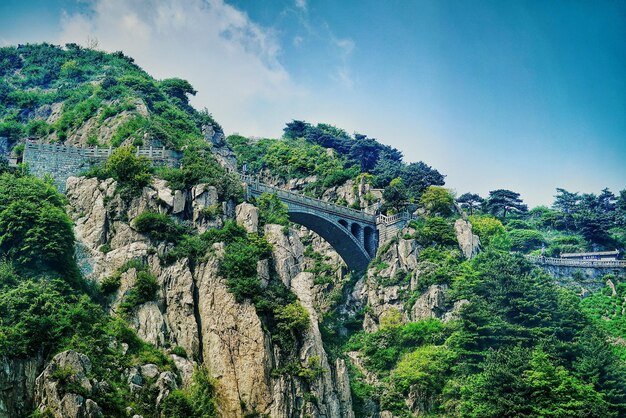 Foto vista a bassa angolazione del ponte sulla montagna contro il cielo