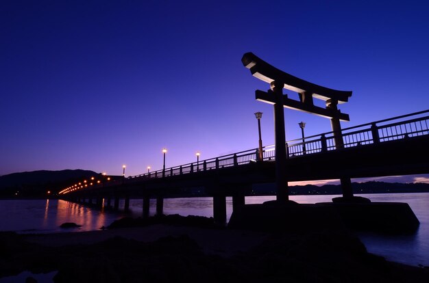 Photo low angle view of bridge at night