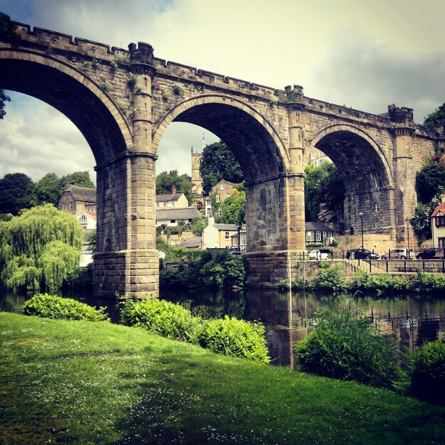 Foto vista a basso angolo del ponte sul fiume contro il cielo