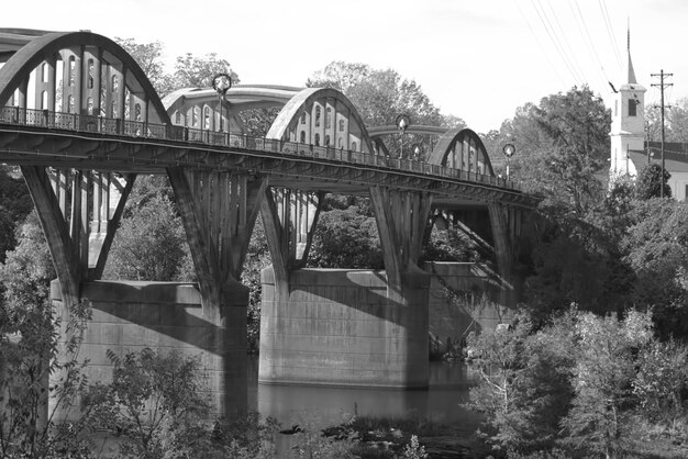 Photo low angle view of bridge over river against sky