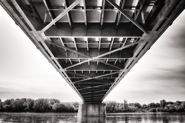 Photo low angle view of bridge over river against sky