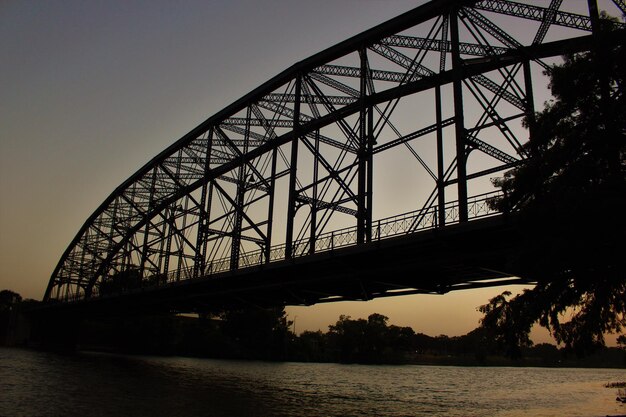 Foto vista a basso angolo del ponte sul fiume contro il cielo