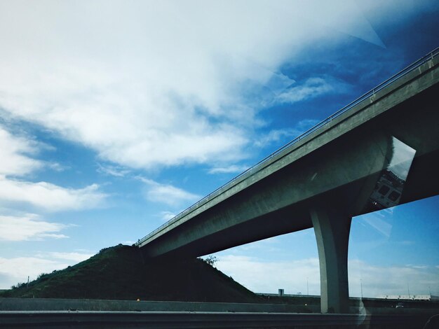 Foto vista a basso angolo del ponte sul fiume contro il cielo