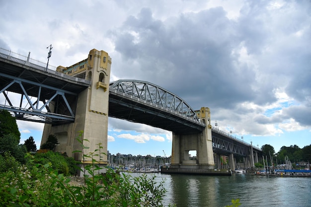 Foto vista a basso angolo del ponte sul fiume contro il cielo