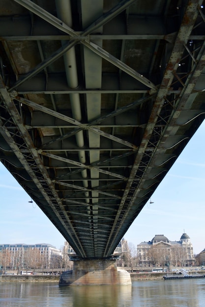 Foto vista a bassa angolazione del ponte sul fiume contro il cielo