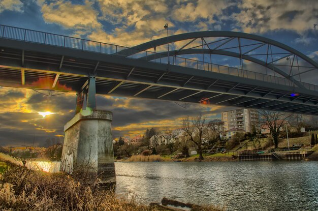 Foto vista a basso angolo del ponte sul fiume durante il tramonto