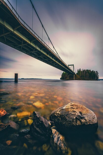 Vista a basso angolo del ponte sul fiume