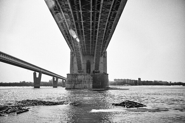 Photo low angle view of bridge over river