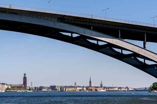 Foto vista a basso angolo del ponte sul fiume