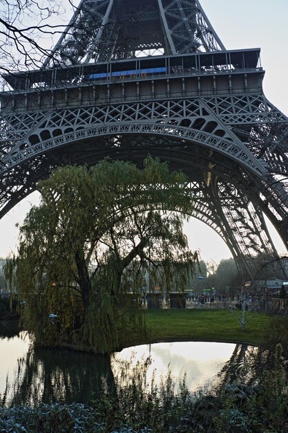 Photo low angle view of bridge over river