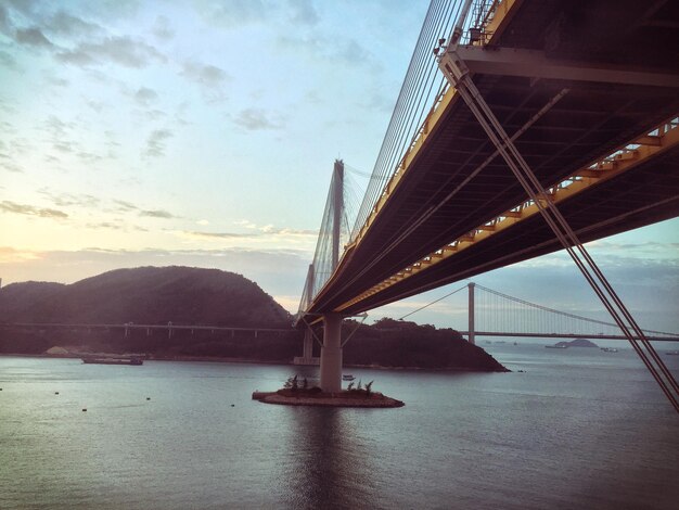 Foto vista a basso angolo del ponte sul fiume