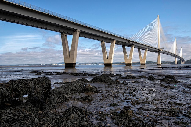 Photo low angle view of bridge over sea against sky