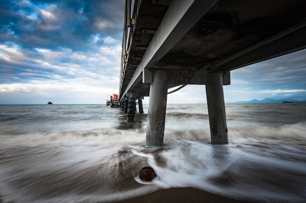 Foto vista a basso angolo del ponte sul mare