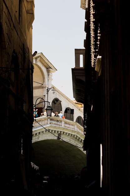 Foto vista a basso angolo del ponte