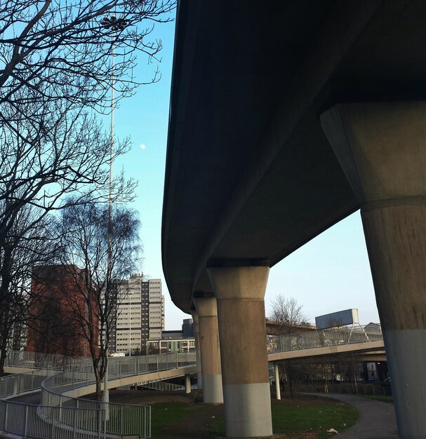 Photo low angle view of bridge