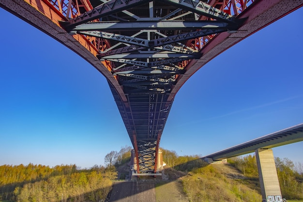 Foto vista a basso angolo del ponte