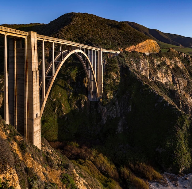 Foto vista a basso angolo del ponte